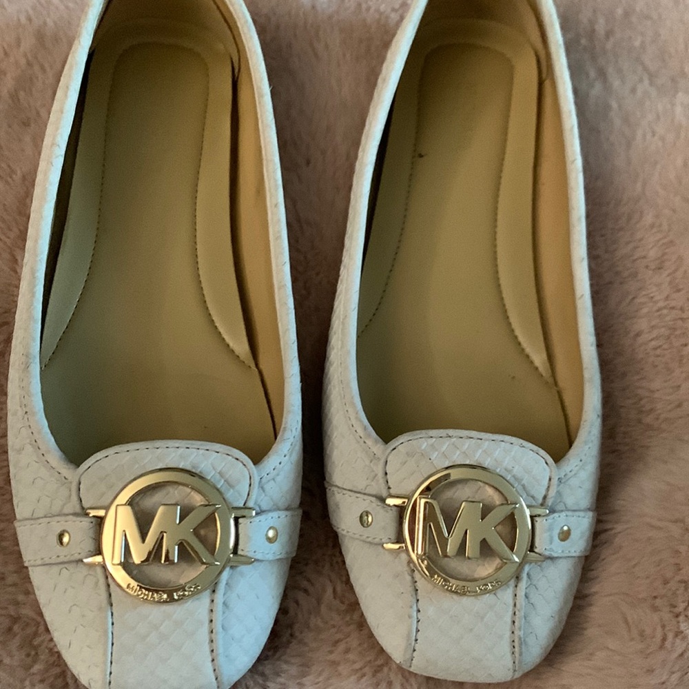 Michael Kors creme colored ballerina flats worn 1